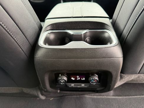 Used 2025 Chevrolet Traverse LT FWD image 33