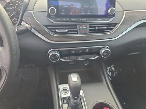 Used 2025 Nissan Altima 2.5 SV FWD image 16