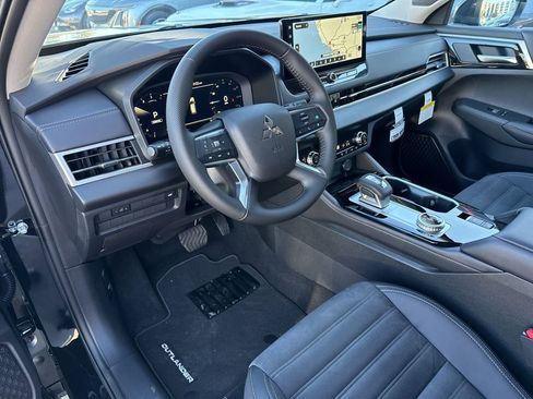 New 2025 Mitsubishi Outlander SE image 21