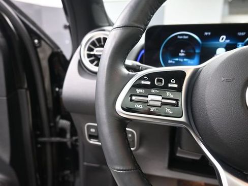 Used 2022 Mercedes-Benz GLB 250 4MATIC image 17