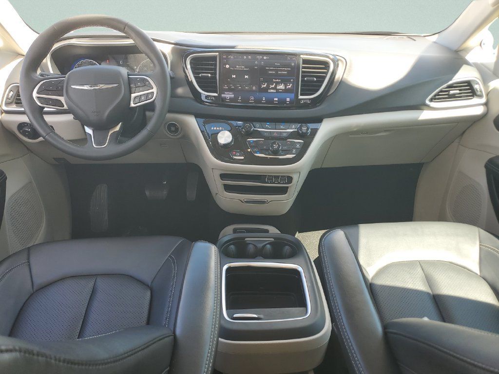 Used 2024 Chrysler Pacifica Touring-L FWD image 11