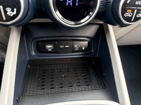 Used 2023 Hyundai Venue Limited image 23