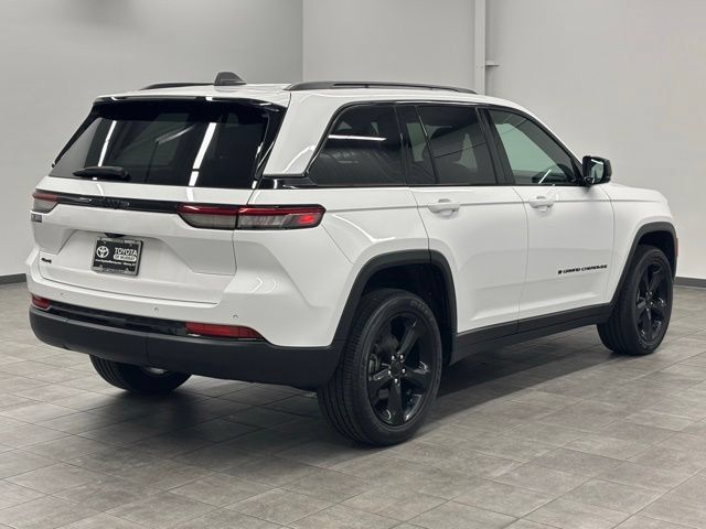 Used 2023 Jeep Grand Cherokee Altitude AWD/4WD image 2