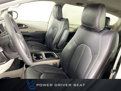 Used 2024 Chrysler Pacifica Touring-L image 16