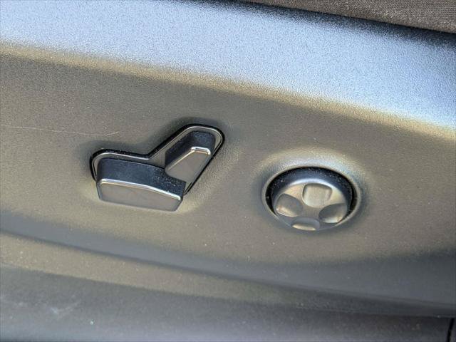 Used 2024 Chrysler Pacifica Touring-L FWD image 20
