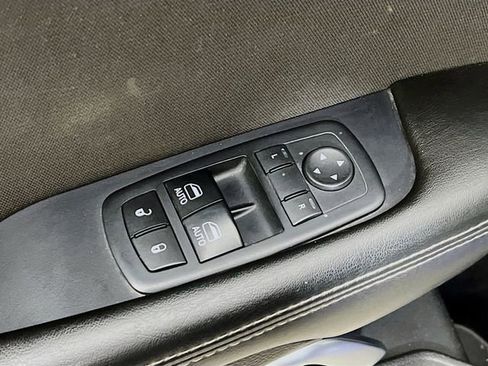 Used 2016 Dodge Challenger SXT image 9