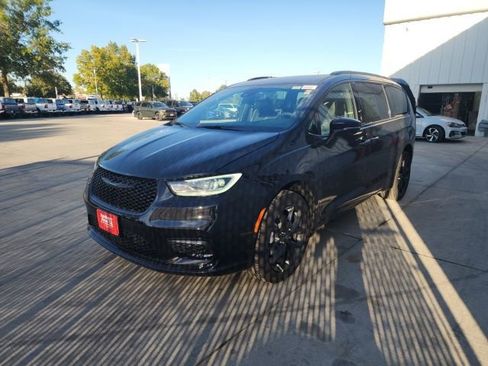 New 2026 Chrysler Pacifica Limited w/ S Appearance Package image 3