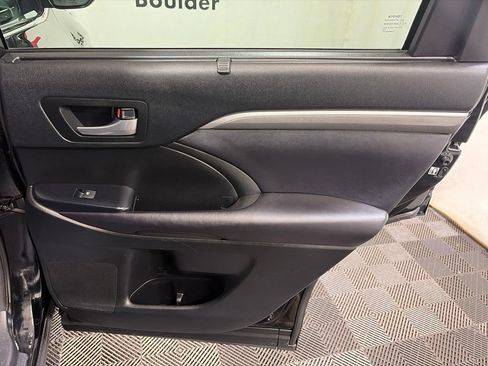 Used 2017 Toyota Highlander SE AWD/4WD image 13