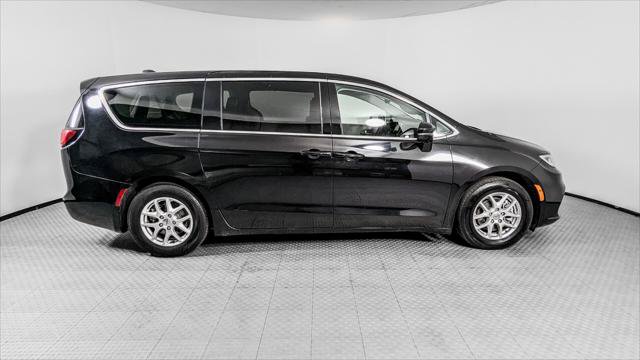 Used 2024 Chrysler Pacifica Touring-L FWD image 9