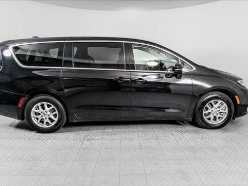 Used 2024 Chrysler Pacifica Touring-L FWD image 9