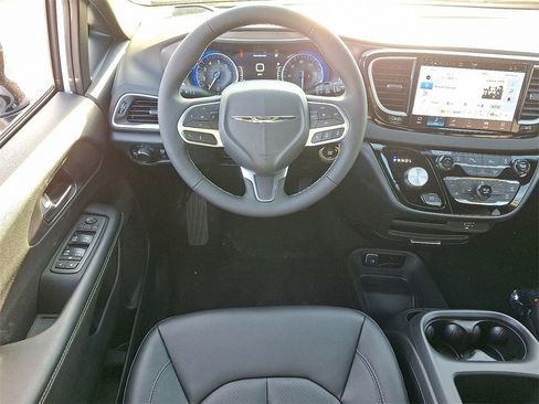 New 2026 Chrysler Voyager LX image 8