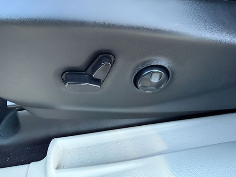 Used 2024 Chrysler Pacifica Touring-L FWD image 19