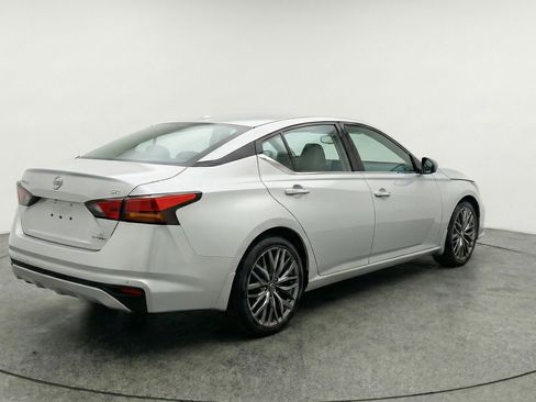 Used 2025 Nissan Altima 2.5 SV FWD image 9