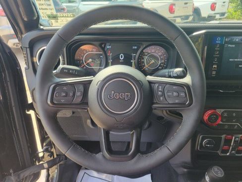 Used 2025 Jeep Gladiator Sport AWD/4WD image 17