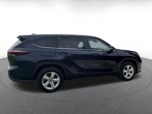 Used 2025 Toyota Highlander LE FWD image 15