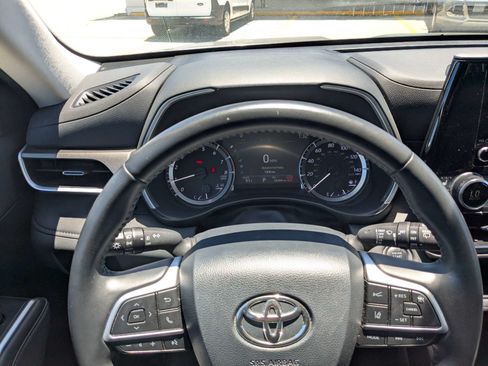 Used 2024 Toyota Highlander XLE AWD/4WD image 32
