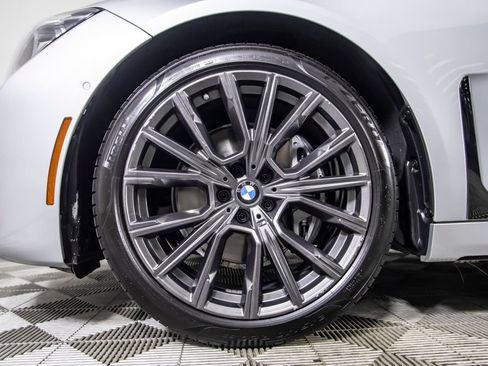 Used 2020 BMW 740i w/ M Sport Package RWD image 9