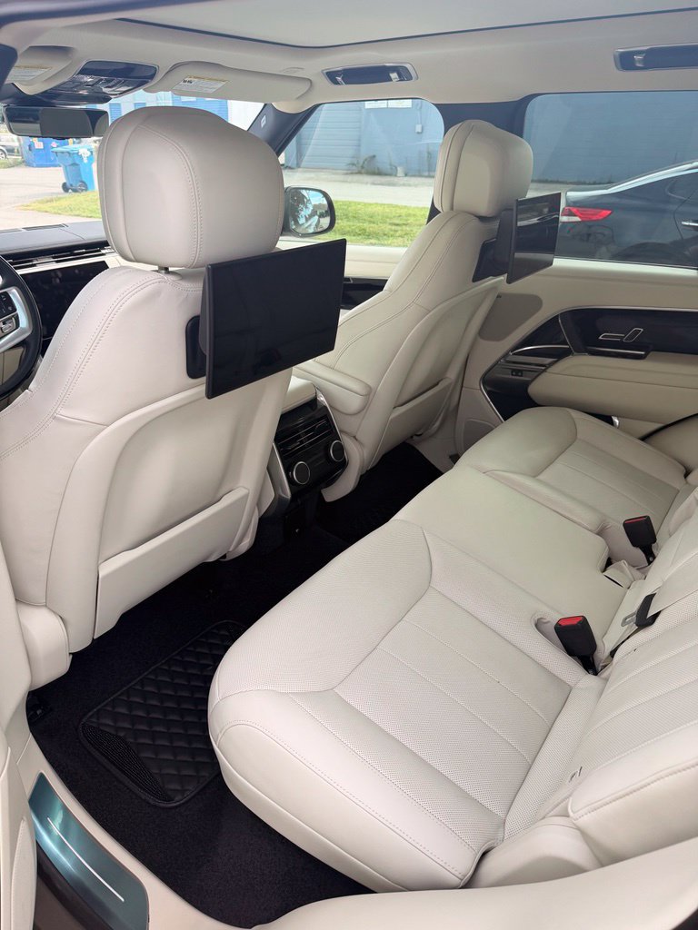 Used 2025 Land Rover Range Rover SE AWD/4WD image 3