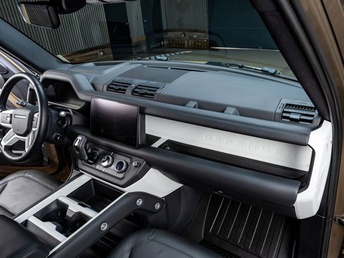 Used 2025 Land Rover Defender 110 X-Dynamic SE image 17