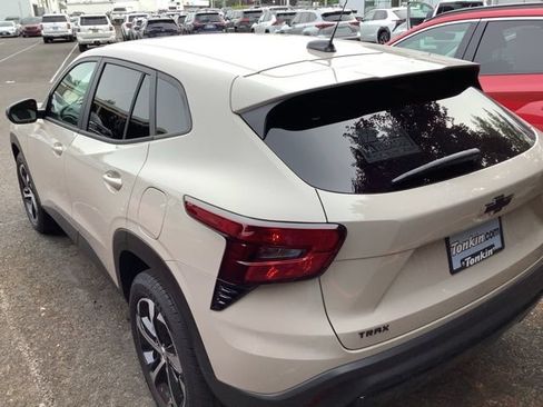 Used 2026 Chevrolet Trax RS w/ Sunroof Package FWD image 3