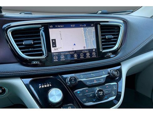 Used 2020 Chrysler Pacifica Limited FWD image 9