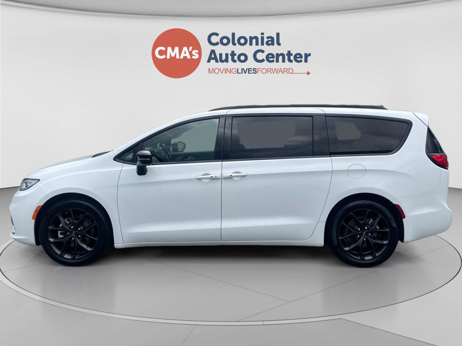 Used 2025 Chrysler Pacifica Limited FWD image 2