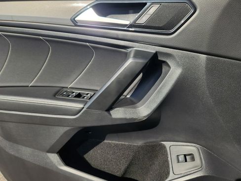 Used 2024 Volkswagen Tiguan SE image 23