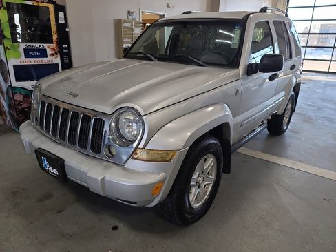 Used 2005 Jeep Liberty Limited image 2