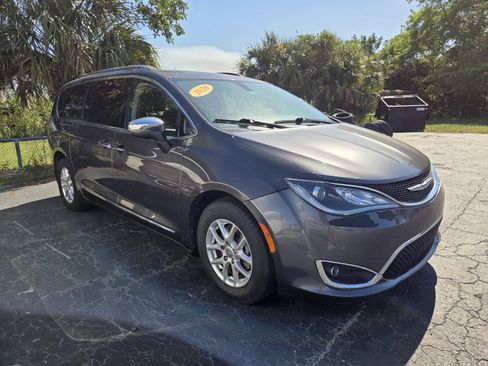 Used 2020 Chrysler Pacifica Limited image 3