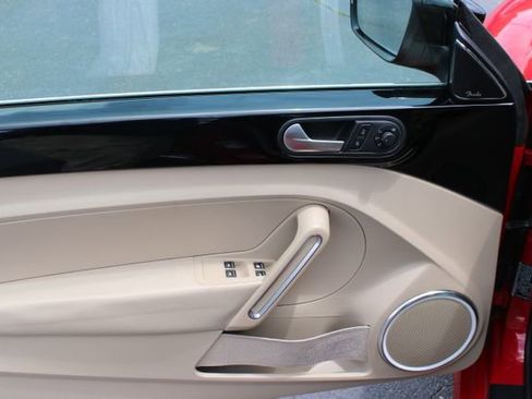 Used 2013 Volkswagen Beetle Turbo 60's Edition FWD image 7