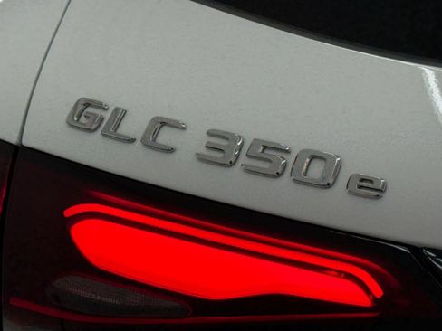 Used 2025 Mercedes-Benz GLC 350e 4MATIC image 25