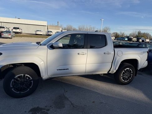 Used 2024 Toyota Tacoma TRD Sport image 1