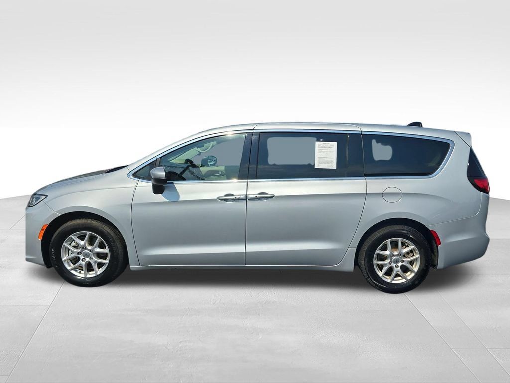 Used 2023 Chrysler Pacifica Touring-L FWD image 2