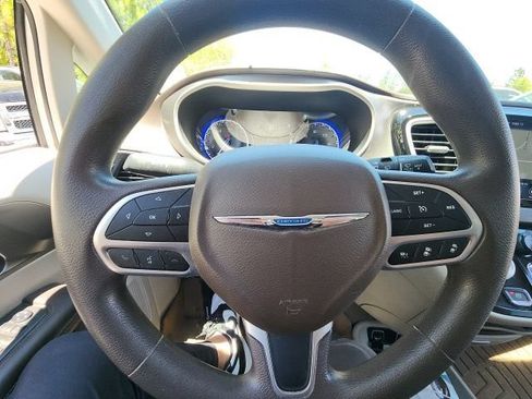Used 2019 Chrysler Pacifica Touring Plus w/ Advanced Safetytec Group FWD image 37