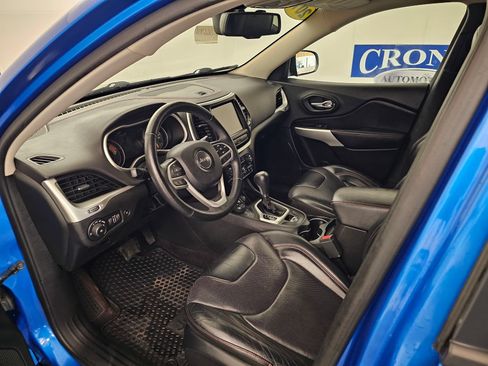 Used 2017 Jeep Cherokee Trailhawk AWD/4WD image 4