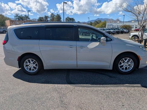 Used 2021 Chrysler Pacifica Touring-L image 6