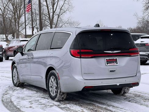 Used 2024 Chrysler Pacifica Touring-L image 7