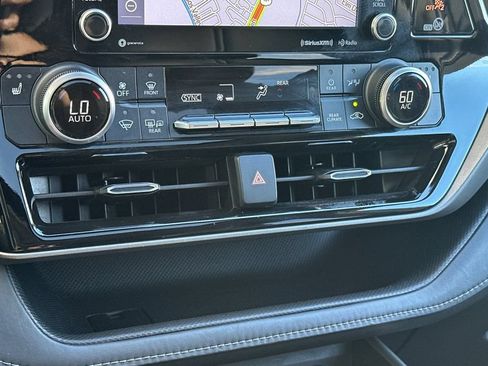 Used 2021 Toyota Highlander XLE FWD image 24