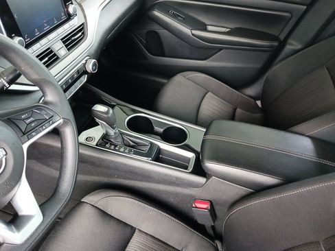 Used 2024 Nissan Altima 2.5 SV FWD image 11