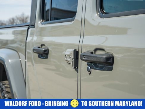 Used 2022 Jeep Gladiator Willys image 19