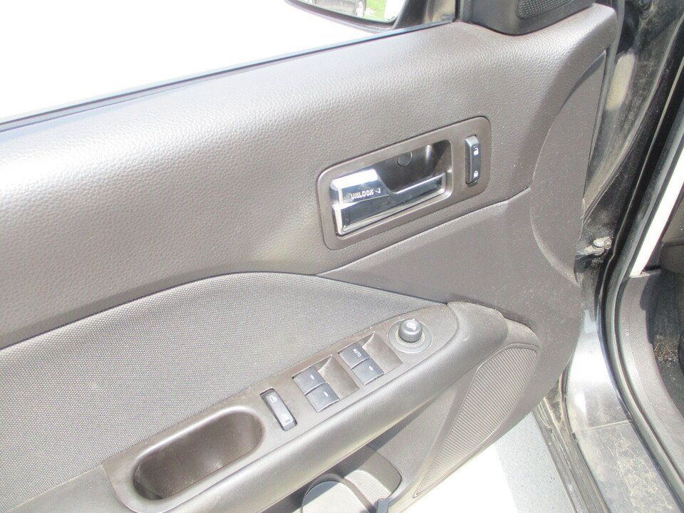 Used 2010 Ford Fusion SE FWD image 24