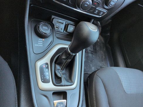 Used 2017 Jeep Cherokee Latitude w/ Cold Weather Group image 20