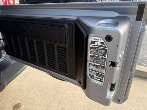 Used 2020 Jeep Wrangler Unlimited Sahara AWD/4WD image 27