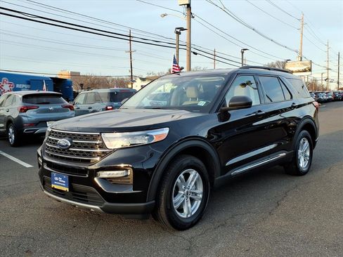 Certified 2022 Ford Explorer XLT w/ Equipment Group 202A image 3