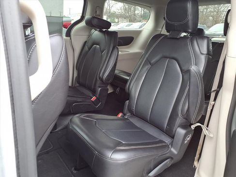 Used 2024 Chrysler Pacifica Touring-L image 11