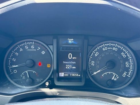 Used 2018 Toyota Tacoma TRD Off-Road w/ Technology Package AWD/4WD image 10