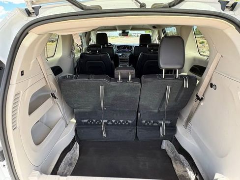 Used 2022 Chrysler Pacifica Touring-L image 26