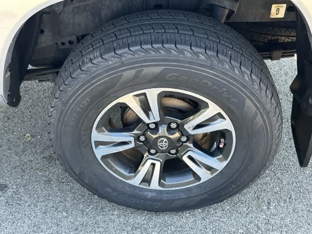 Used 2017 Toyota Tacoma TRD Sport w/ Premium & Technology Package AWD/4WD image 5