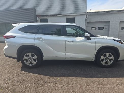 Used 2023 Toyota Highlander LE AWD/4WD image 9