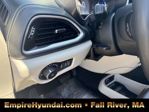 Used 2023 Chrysler Pacifica Touring-L FWD image 23